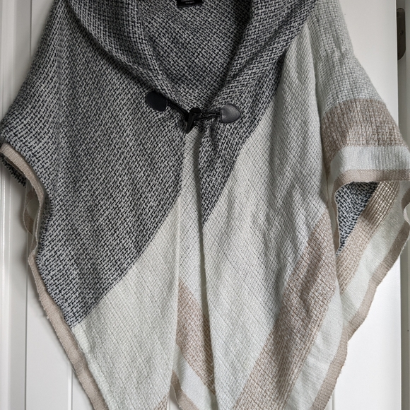 Guess Poncho - Picture 2 of 2